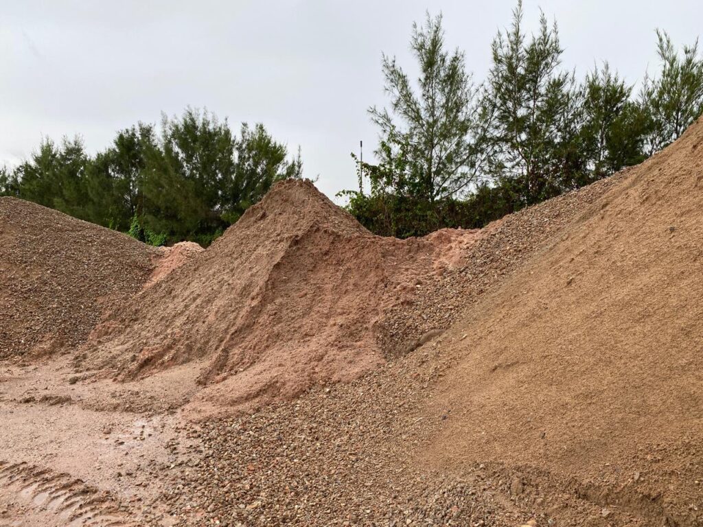 O agregado reciclado (A.R.) não consegue competir com o agregado natural oriundo de pedreiras e portos de areia