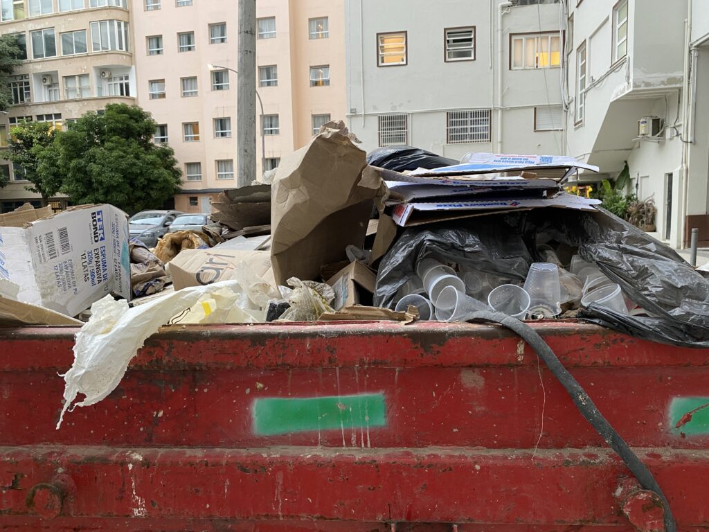 A ilusão do ESG: Por que os crimes ambientais segue crescendo à sombra das siglas corporativas 4 Caçamba com entulho acima da borda